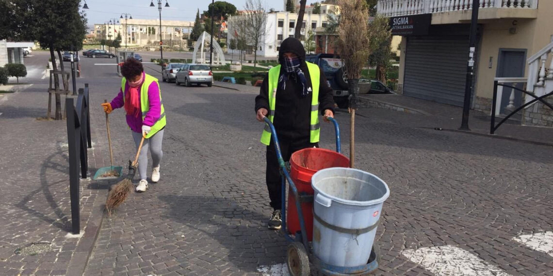 Studimi alarmant për punëtorët e pastrimit: Shkelje e rëndë e të drejtave, nga paga e ulët tek kushtet e rënda të punës