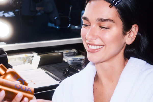 Dua Lipa prezanton linjën e saj të parë të kujdesit për lëkurën