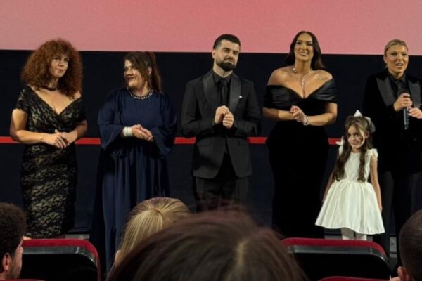 Lindar Kaja: Regjizori që krahas artit dashuron punën dhe vlerat njerëzore