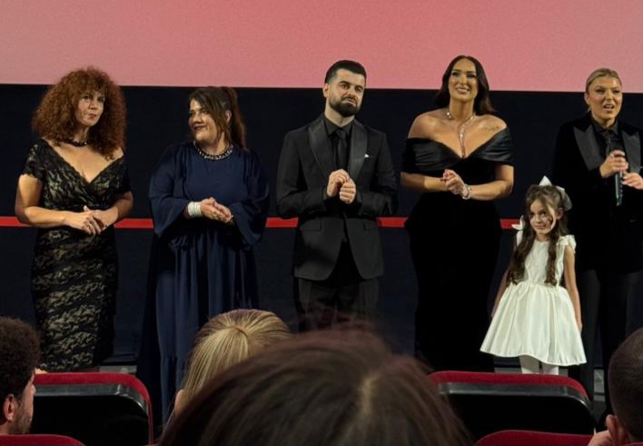 Lindar Kaja: Regjizori që krahas artit dashuron punën dhe vlerat njerëzore