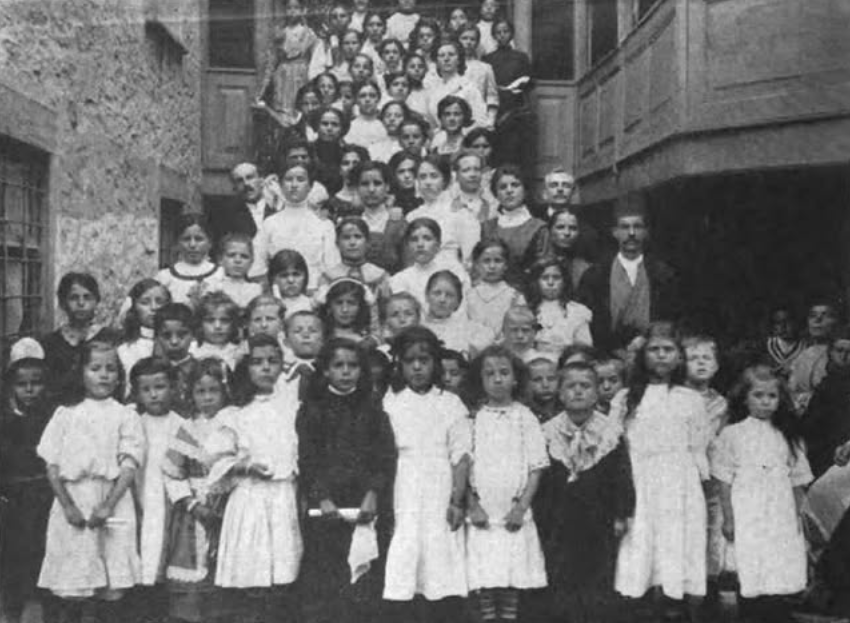 Shkolla me konvikt për vajza, KorçëNjë foto e vitit 1912 paraqet shkollën me konvikt për vajza, ku shfaqen edhe Kristo Dako dhe Phineas Kennedy — figura kyçe të përhapjes së edukimit shqiptar.