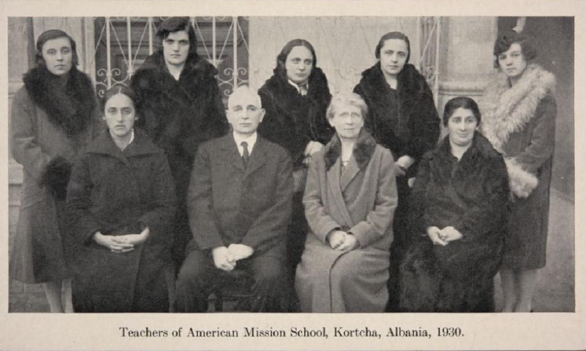 Mësuesit e misionit amerikan, mes tyre Phineas Barber Kennedy dhe bashkëshortja e tij Violet.