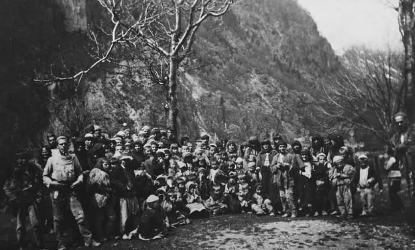 Në Luginën e Shalës, në vitin 1921, paraqitet një foto e paharrueshme e fëmijëve të shkollës së Thethit — një pasqyrë e pastër e vështirësive dhe bukurisë së asaj epoke.