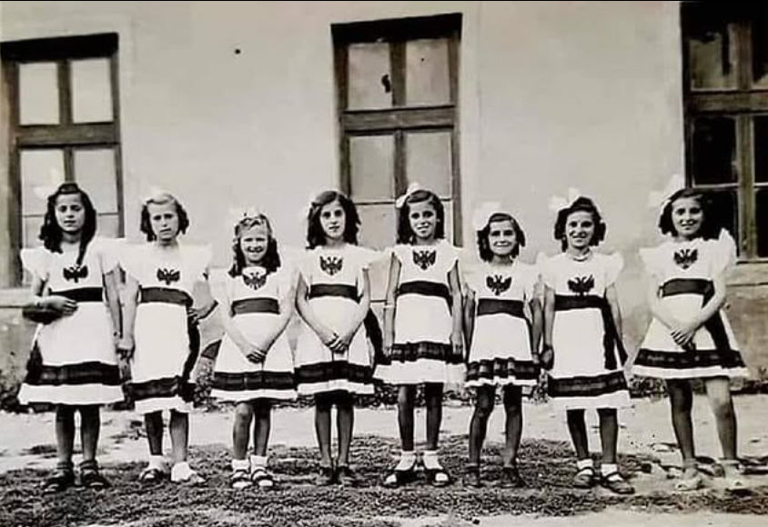 Një foto jashtëzakonisht e bukur nga viti 1944. Vajzat e një shkolle shqipe në Kërçovë, e hapur nga i madhi Ernest Koliqi. 