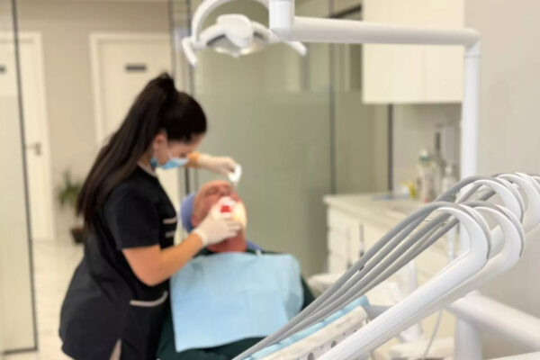 Kujdesi i duhur stomatologjik: si ndikon diagnostikimi dhe trajtimi korrekt në shëndetin oral