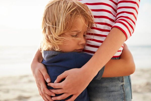 Detyra e prindit nuk është ta bëjë fëmijën të lumtur. Çfarë duhet të bëni në vend të kësaj?!