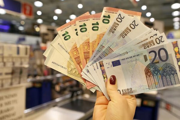 Europa po kalon te pagesat digjitale, por sa para cash mbajnë ende qytetarët?