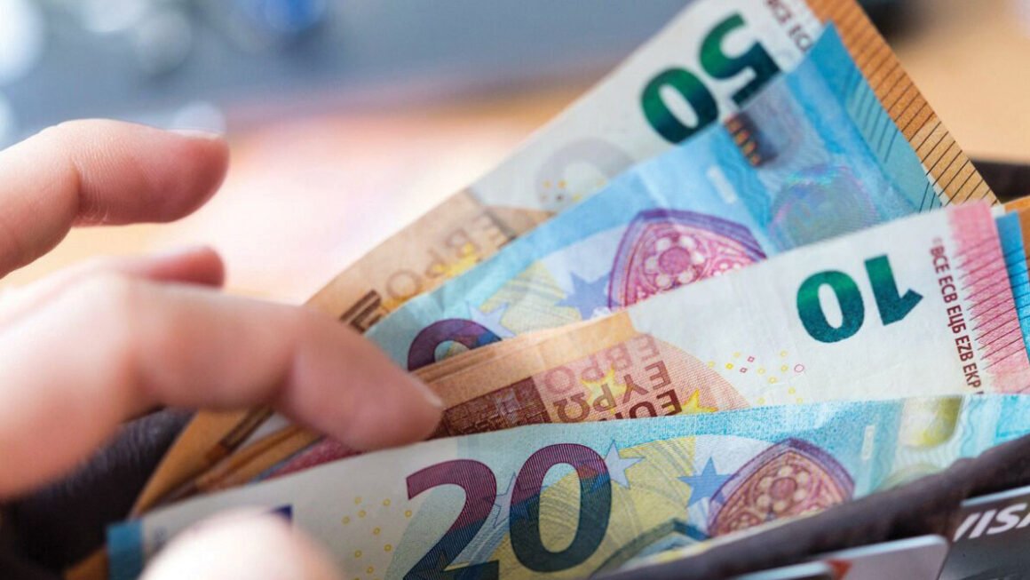 Euro prek një minimum të ri historik poshtë 96.5 lekëve