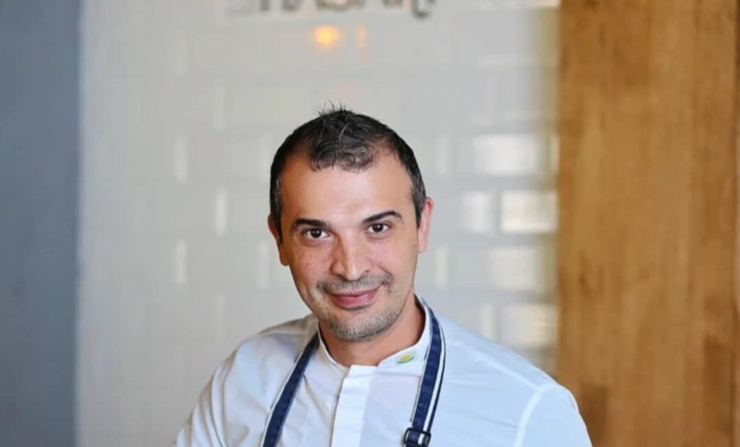 A e bën një shef kuzhine të sukseshëm vetëm eksperienca dhe titujt? Ravajol Hasani: ‘Konsumatori që nuk ndalon së kërkuari më shoqëron drejt suksesit’