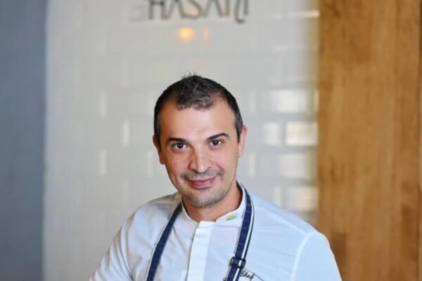 A e bën një shef kuzhine të sukseshëm vetëm eksperienca dhe titujt? Ravajol Hasani: ‘Konsumatori që nuk ndalon së kërkuari më shoqëron drejt suksesit’