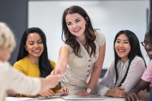 10 fraza që ekspertët rekomandojnë për të përmirësuar komunikimin para se të nisni një takim