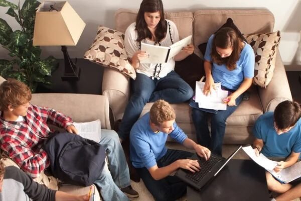 Adoleshentë shqiptarë “dembelë” ushqehen mirë, por 75% bëjnë jetë sedentare