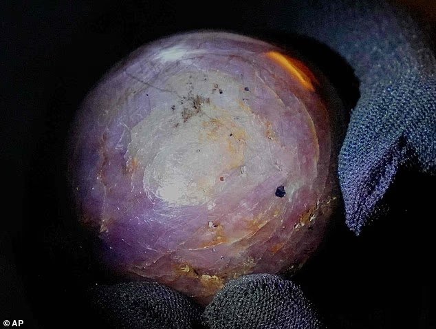 Zbulohet safir i rrallë “Purple Star Sapphire” 3,563 karatë në Sri Lanka, vlera 300 milionë dollarë