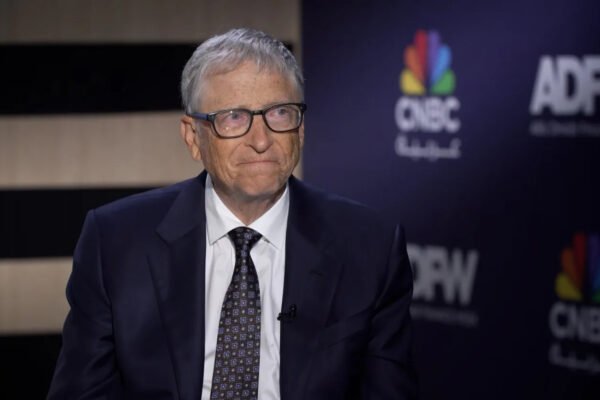 Bill Gates shikon me shpresë të ardhmen, por ngre tri pikëpyetje kyçe