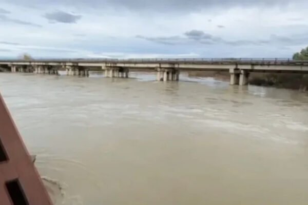 Alarm për përmbytje, Vjosa arrin nivelin kritik, rrezikon të dalë nga shtrati