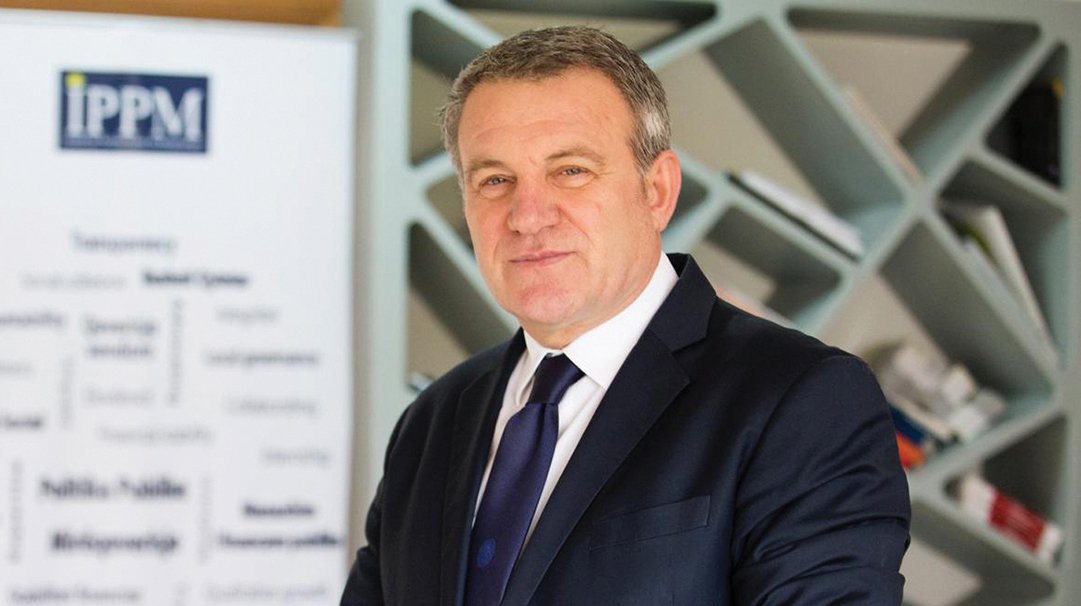 Kur autokracitë fitojnë pa luftë