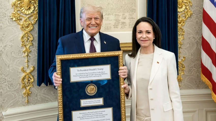María Corina Machado i dorëzon Donald Trump medaljen e Çmimit Nobel për Paqen, gjatë takimit në Shtëpinë e Bardhë