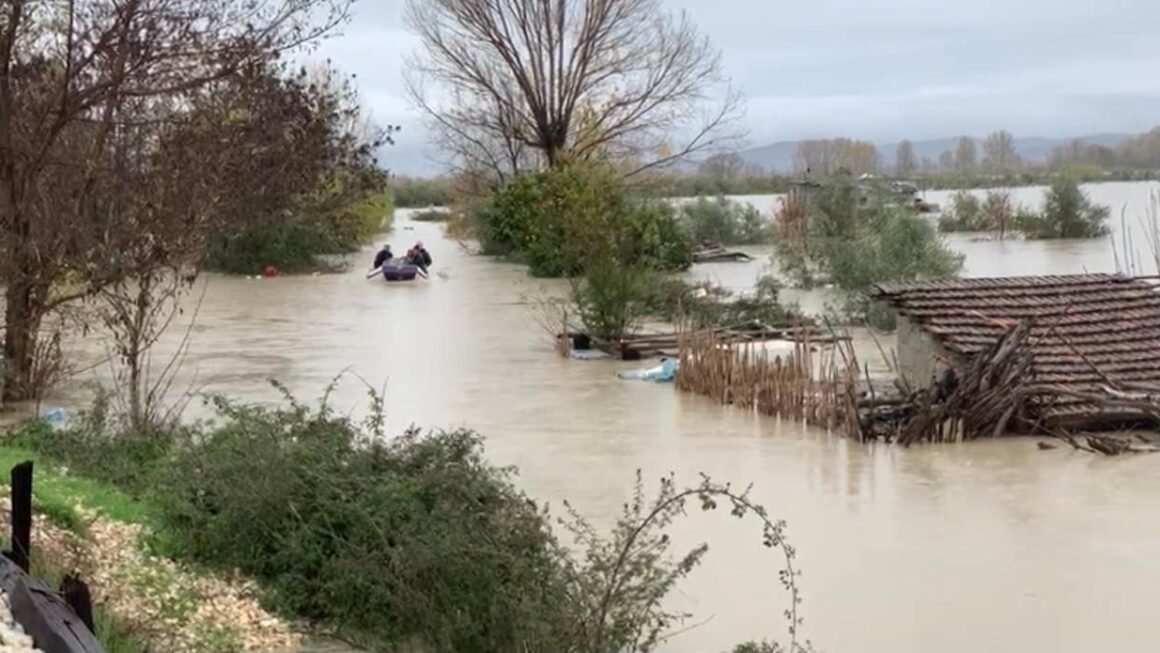NJOFTIM URGJENT: EVAKUIM I MENJËHERSHËM NË VLORË PËR SHKAK TË PËRMBYTJEVE