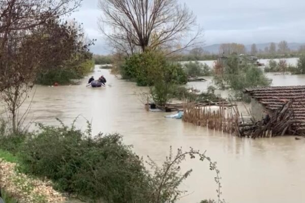 NJOFTIM URGJENT: EVAKUIM I MENJËHERSHËM NË VLORË PËR SHKAK TË PËRMBYTJEVE