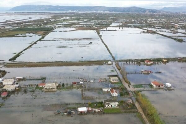 Përmbytjet në ditën e katërt, mbi 1 500 banesa dhe 13 mijë hektarë tokë nën ujë