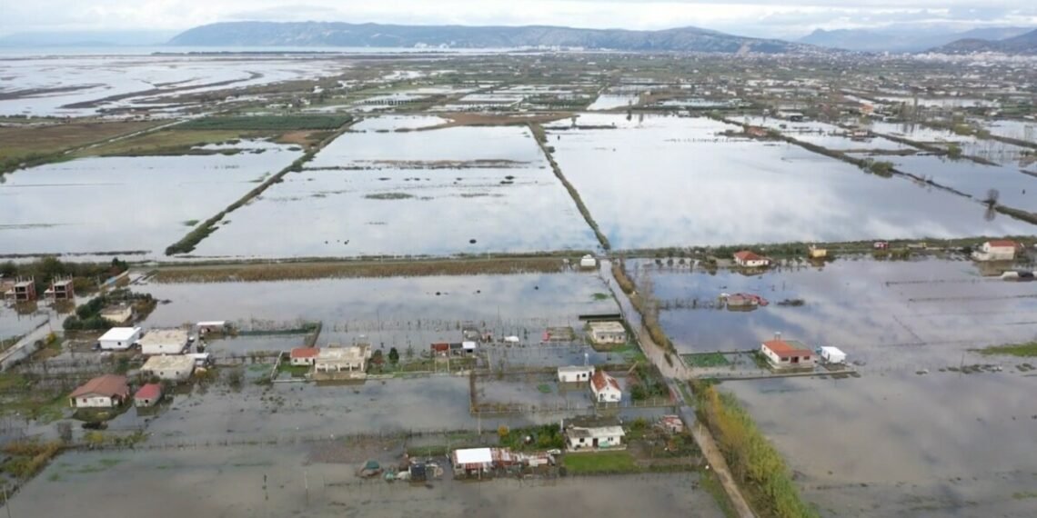 Përmbytjet në ditën e katërt, mbi 1 500 banesa dhe 13 mijë hektarë tokë nën ujë