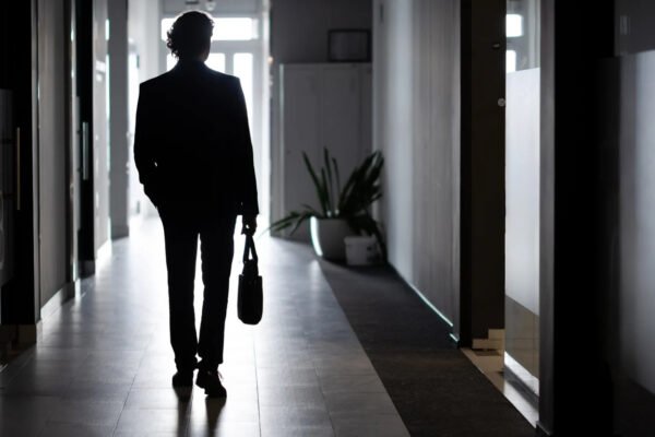 Punonjësit me të ardhura të larta më të shqetësuar për vendin e punës për shkak të IA-së