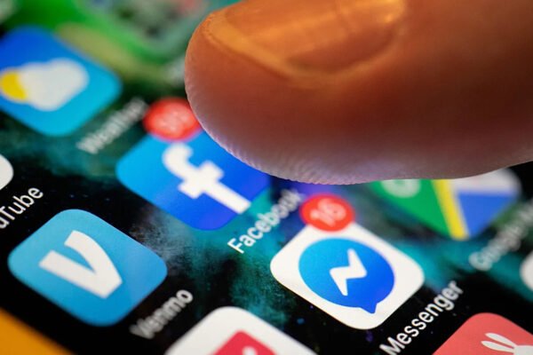 Brukseli paralajmëron vendet e BE-së të mos teprojnë me kufizimet ndaj rrjeteve sociale