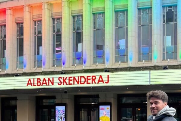 Alban Skënderaj shkruan sot historinë në Londër, i pari artist shqiptar që ngjitet në skenën legjendare