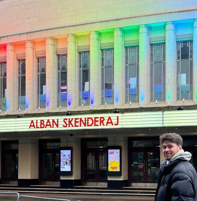 Alban Skënderaj shkruan sot historinë në Londër, i pari artist shqiptar që ngjitet në skenën legjendare