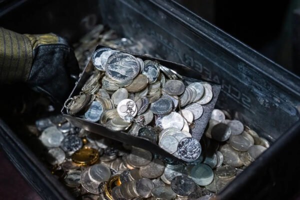 Rënia e çmimeve të arit dhe argjendit krijon sfidë për dyqanet lokale