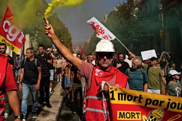 Axhenda pro-biznes e Macronit goditet nga kaosi buxhetor