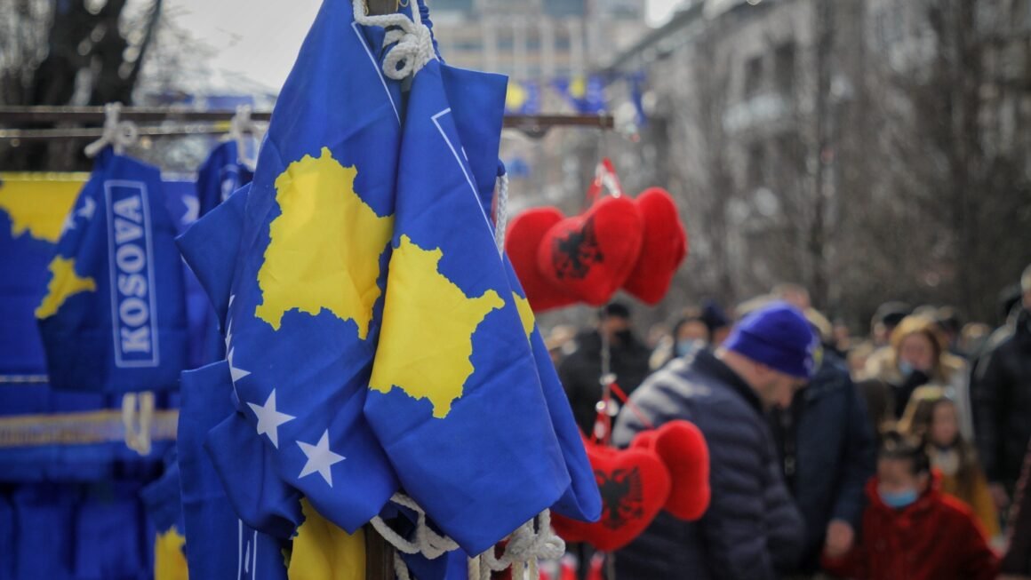 Mes festës dhe protestës ndodhet sot Kosova në ditën e pavarësisë