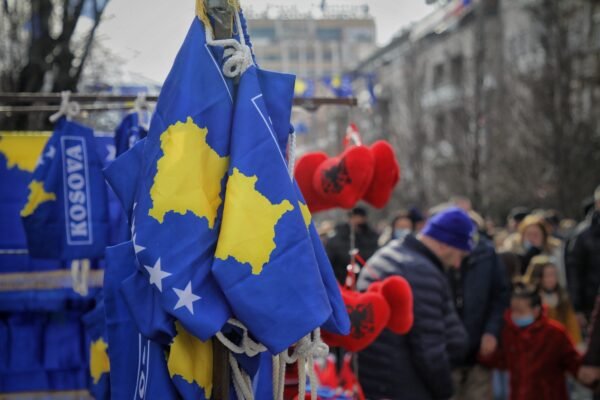 Mes festës dhe protestës ndodhet sot Kosova në ditën e pavarësisë