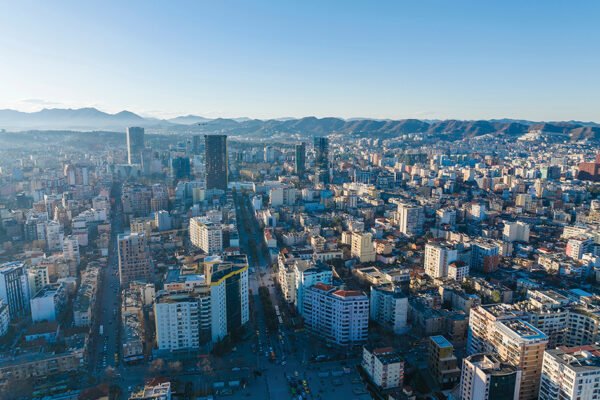 Turizmi dhe ndërtimi mbajnë ekonominë, por Shqipëria mbetet e ekspozuar ndaj krizave ndërkombëtare