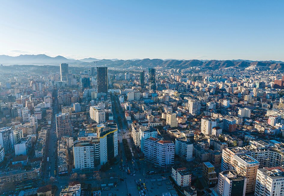 Turizmi dhe ndërtimi mbajnë ekonominë, por Shqipëria mbetet e ekspozuar ndaj krizave ndërkombëtare