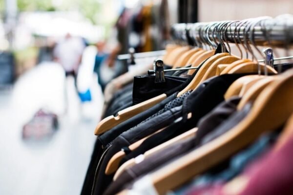 Emigrimi dhe kostot e jetesës çojnë në ulje konsumin e veshjeve