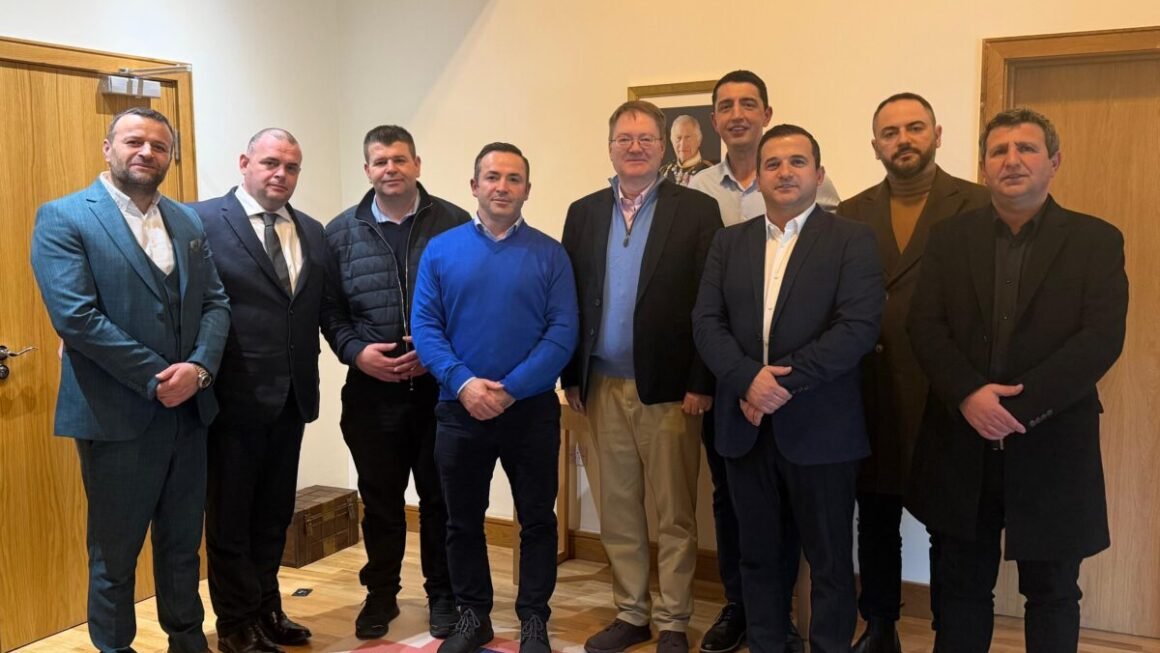 Ambasadori britanik në Tiranë merr përsipër të lobojë personalisht për mbrojtjen e Bashkisë Has