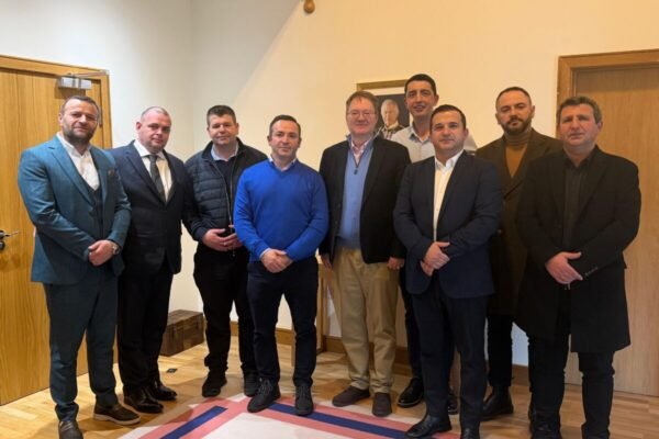 Ambasadori britanik në Tiranë merr përsipër të lobojë personalisht për mbrojtjen e Bashkisë Has