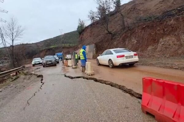 Përkeqësohet gjendja e rrugës Librazhd-Pogradec. Tërhiqen mjetet që po punonin