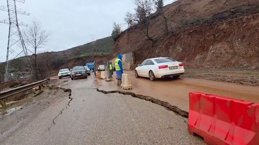 Përkeqësohet gjendja e rrugës Librazhd-Pogradec. Tërhiqen mjetet që po punonin
