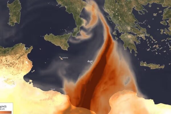 Një re masive pluhuri nga Sahara po përshkon qiellin e Evropës
