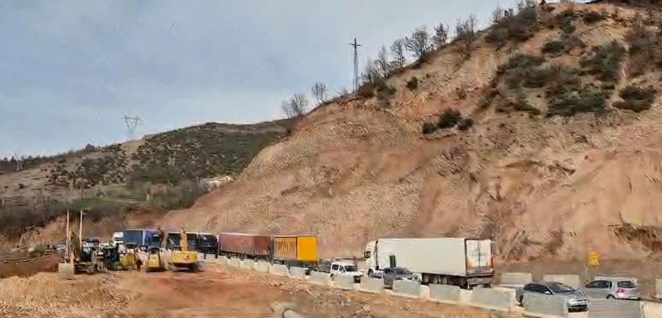 Pas 11 ditësh bllokim, hapet aksi Librazhd-Përrenjas, nis qarkullimi i mjeteve drejt Jug-Lindjes