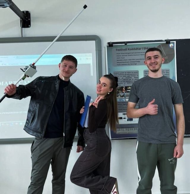 Tre gjimnazistë shqiptarë zhvillojnë “Shkopin Inteligjent” për të rritur sigurinë e personave me probleme në shikim